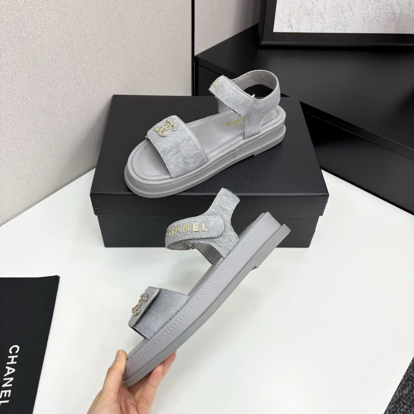 👟👟Ex-factory price 560👟👟Chanel Chanel's new early autumn thick-soled sandals are popular on catwalks on major social platforms. One of the most popular sandals at the moment. Soft and comfortable on the feet. Horsehair upper imported from Italy. Sheepskin feet. Original molded outsole Size: 35-40 (41 customized)